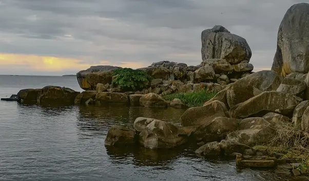 Lake-Victoria-Rocky-Shore1-